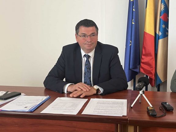 A sofőriskolákat és a felkészületlen tanulóvezetőket bírálja a háromszéki prefektus